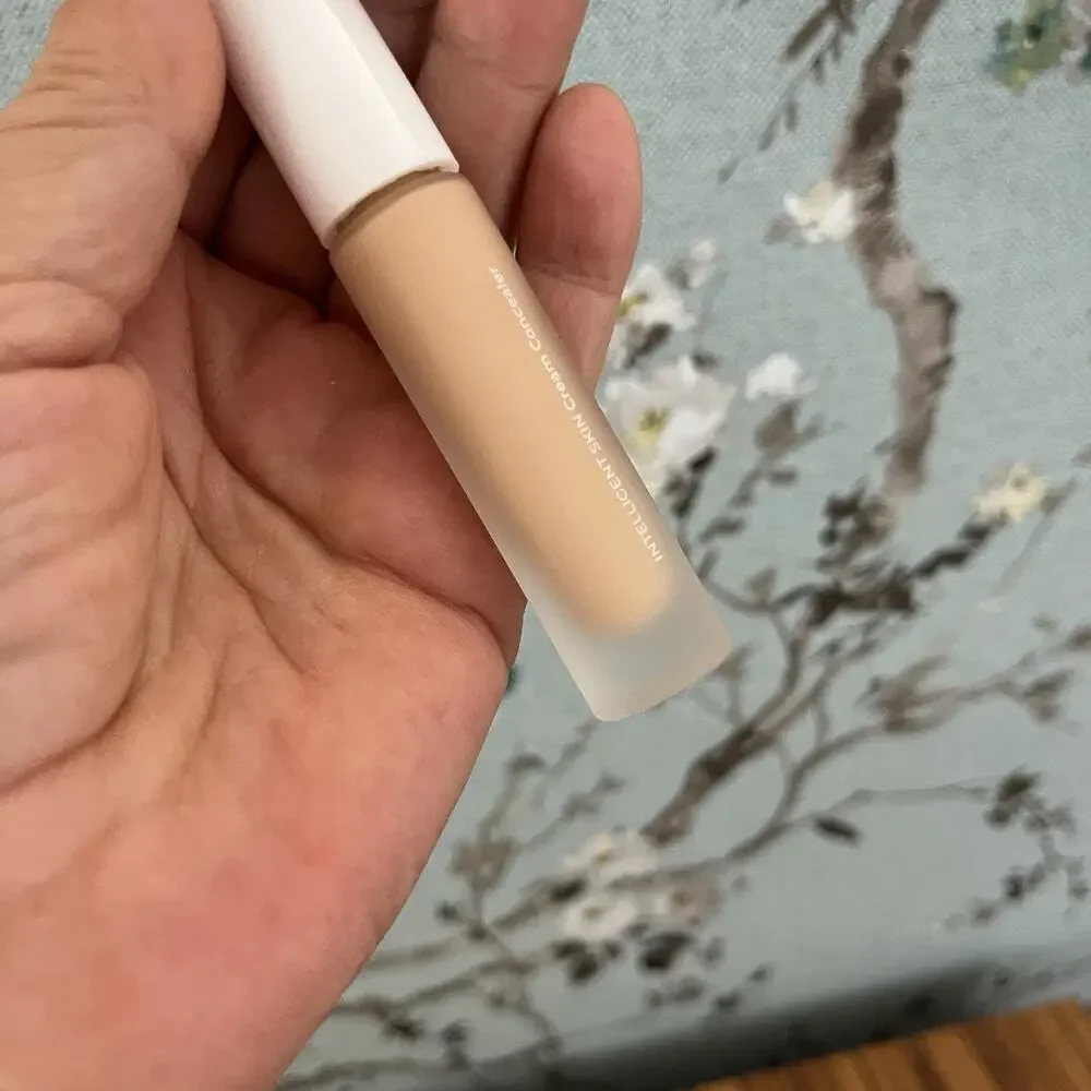 et al. Intelligent Skin Cream Concealer 60W 5ml